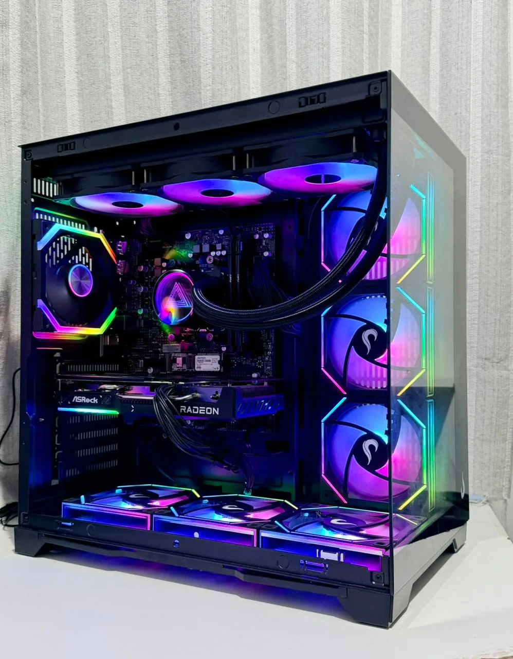 PC Gamer Ryzen 7 7800X3D + SRock RX 9060 XT 16GB + 32GB